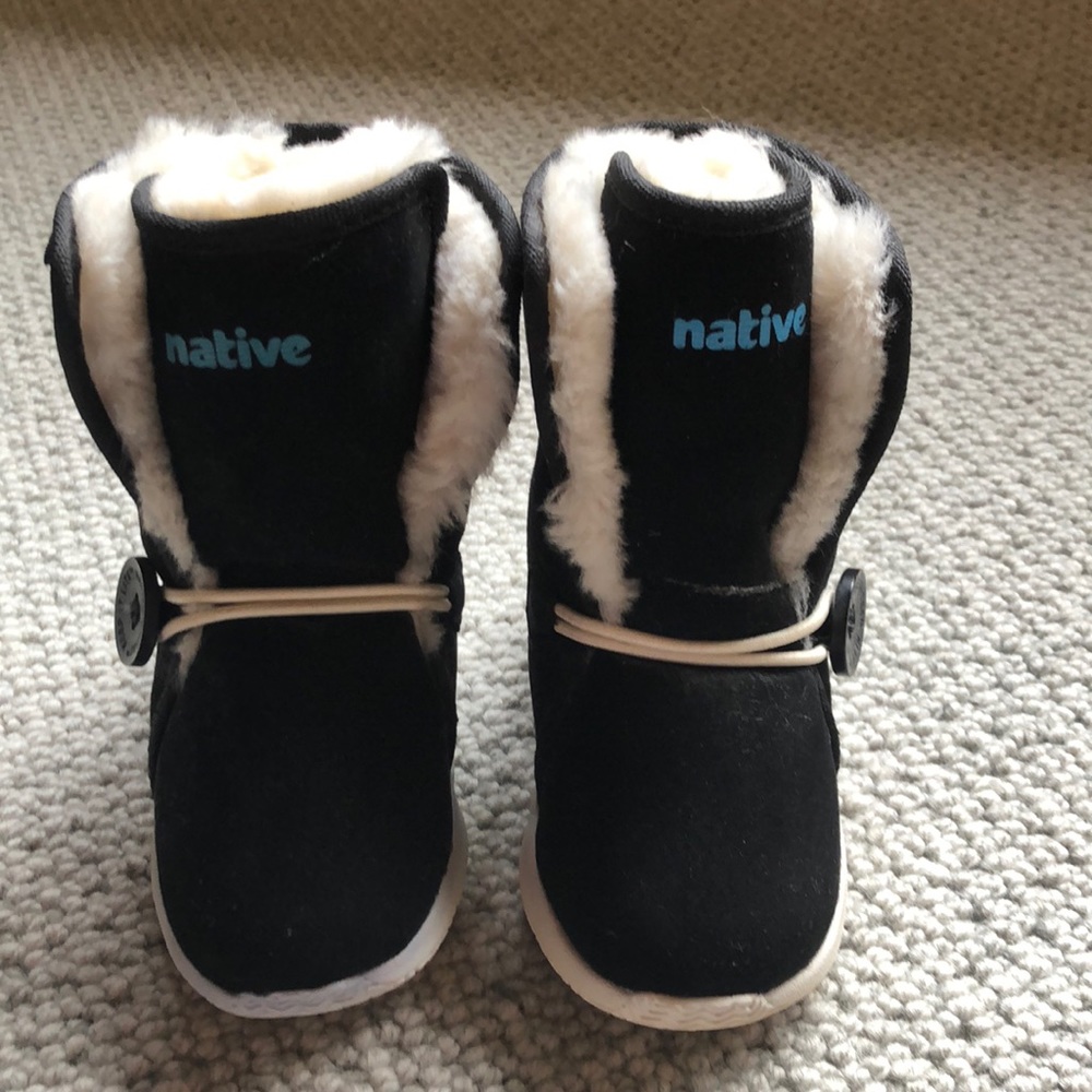 Native winter boot size 7 (walker/toddler) never been worn
